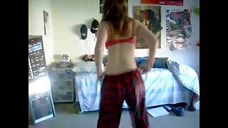 Hlačne nogavice, ki nosijo Latino, zajebava mlajšega fanta