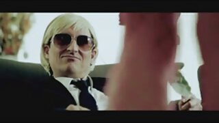 Polina in njen BFF si delita velikega belega tiča