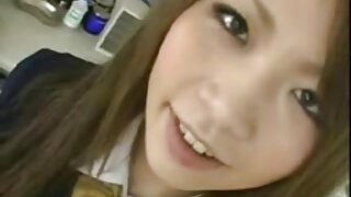 Polsestra, ki ljubi jogo, se globoko zvrta pred kamero