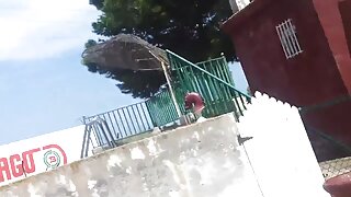 Mlado dekle s pusmi služi starejšemu moškemu