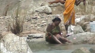 Rjavolaska najstnica v razkritem spodnjem perilu zajebava starejšega fanta