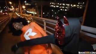 BBC-jev tetovirani kurba Katrina Jade zeva v rit