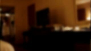 Čeden tip zajebava svojega šefa Rileyja Reida s svojim velikim tičem