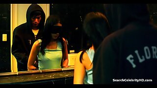 Scena samozadovoljevanja z postavno indijsko punčko