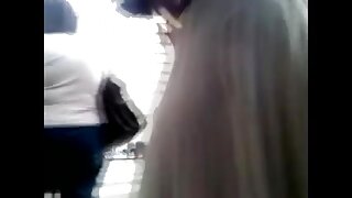 Čeden fant se loti drobne punčke