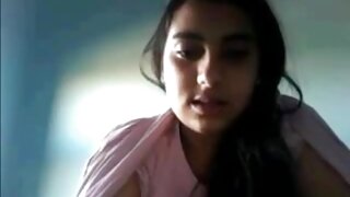 Blondinka z rdečo šminko sesa inštruktorja vožnje