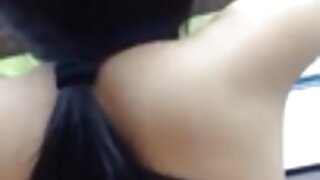 Najstniška srčkana z šiška dobi udarec po ustnem