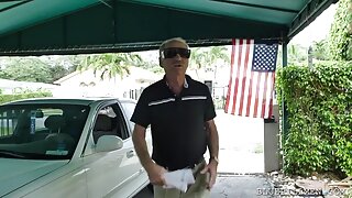 Tetovirana kurba Carol dobi svojo muco napolnjene z zrelim moškim