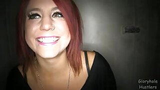 Mlada curvy hottie uživa v svoji najljubši vrsti seksa