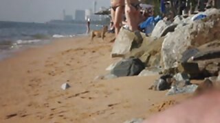 Dekle z majhnimi joški jaha mesnat kurac svojega ljubimca