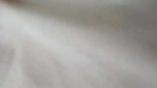 Atletska punčka Gloria masturbira svojo breskvasto muco