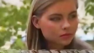 Zreli moški z veliko intenzivnostjo zajebava drobno blondinko