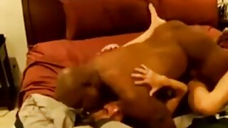 Par ljubečih lezbijk dovoli moškemu, da se pridruži njihovi zabavi