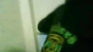 Bleda babe Ellie se razgibava samozadovoljevanju