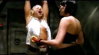 Dve ebenovinasti dekleti skupaj uživata velikega belega tiča