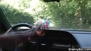 Najstniško lepotico udari njen novi očim