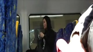 Ukrivljena mlada rjavolaska prvič poskusi črnega tiča