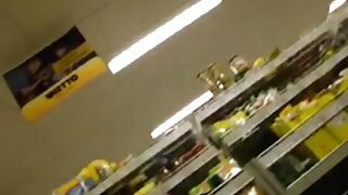 Zabavna eksotična ljubica pred seksom polije čaj na svojo muco