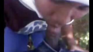 Zagorela najstnica z mehurčki z zadnjico se globoko vrti