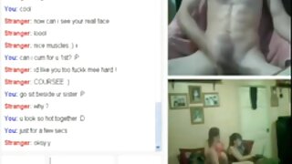 Jebena seja ob bazenu z zaobljeno azijsko najstnico