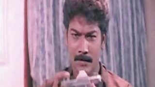 Tetovirana zrela dama prejme denar v zameno za muco